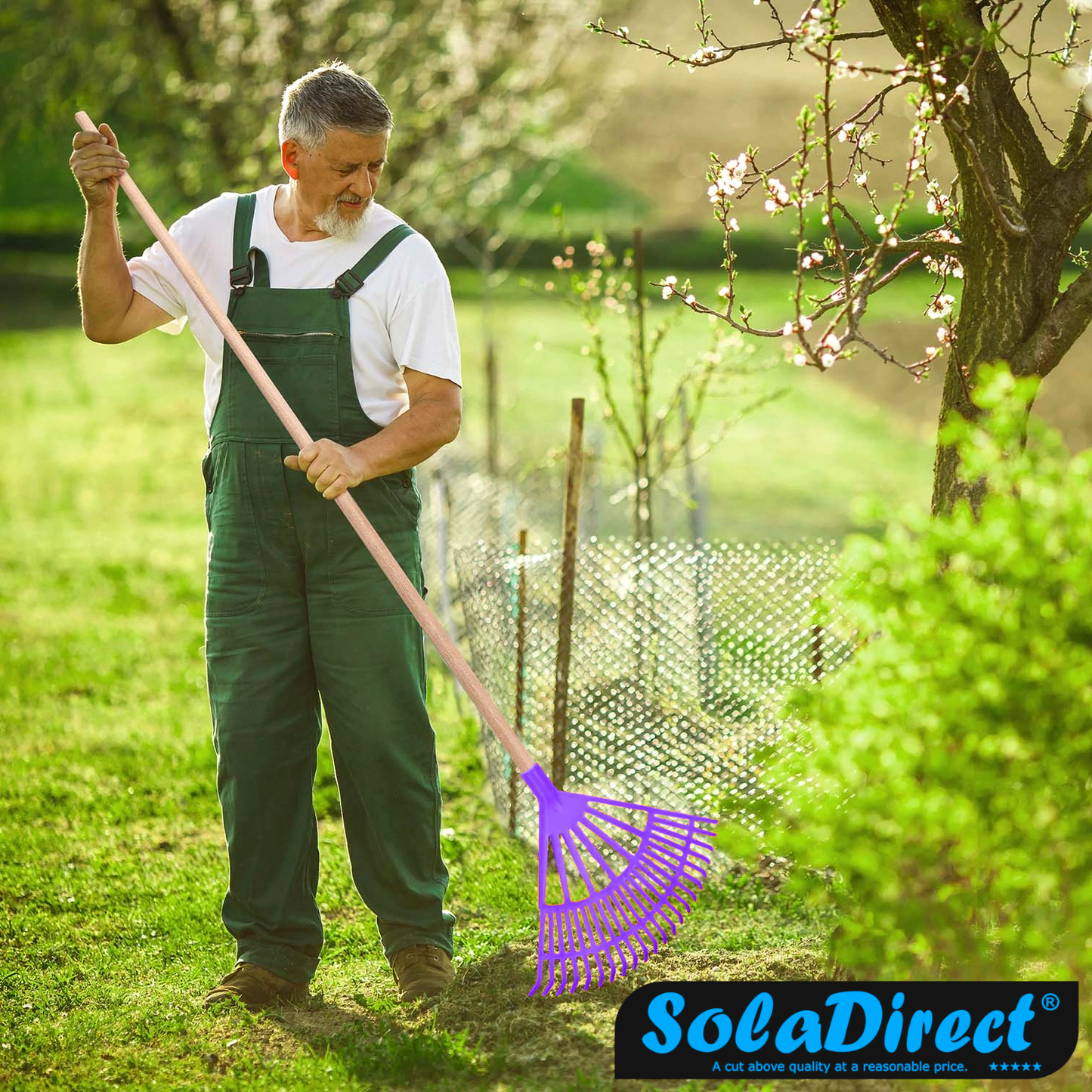 Garden Rake - 45cm / 22 Tine Wide Rake Head - Lightweight, Durable Leaf & Grass Rake - Quick Lawn Cleaning, Ideal for Garden, Lawn