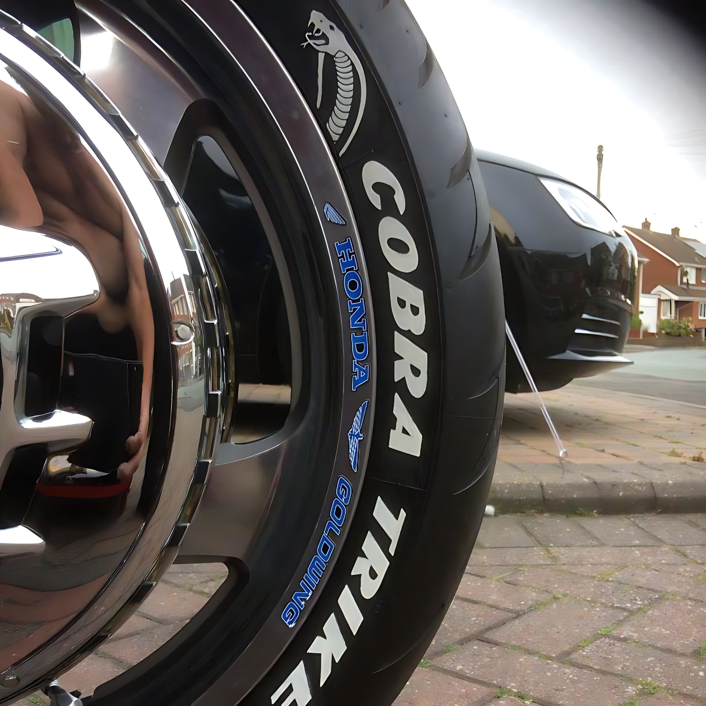 17 Colours Set of Oil-Based Paint Marker Pens Permanent - 2.5mm Round Tip, Fast-Drying Waterproof Ink - Universal for All Surfaces