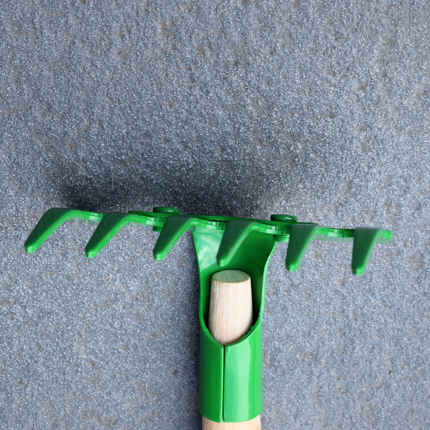 Small Garden Rake for raking and loosening the soil, 14 cm / 5.5" with 6 Tins, Ideal Gardening Tool (with Handle)