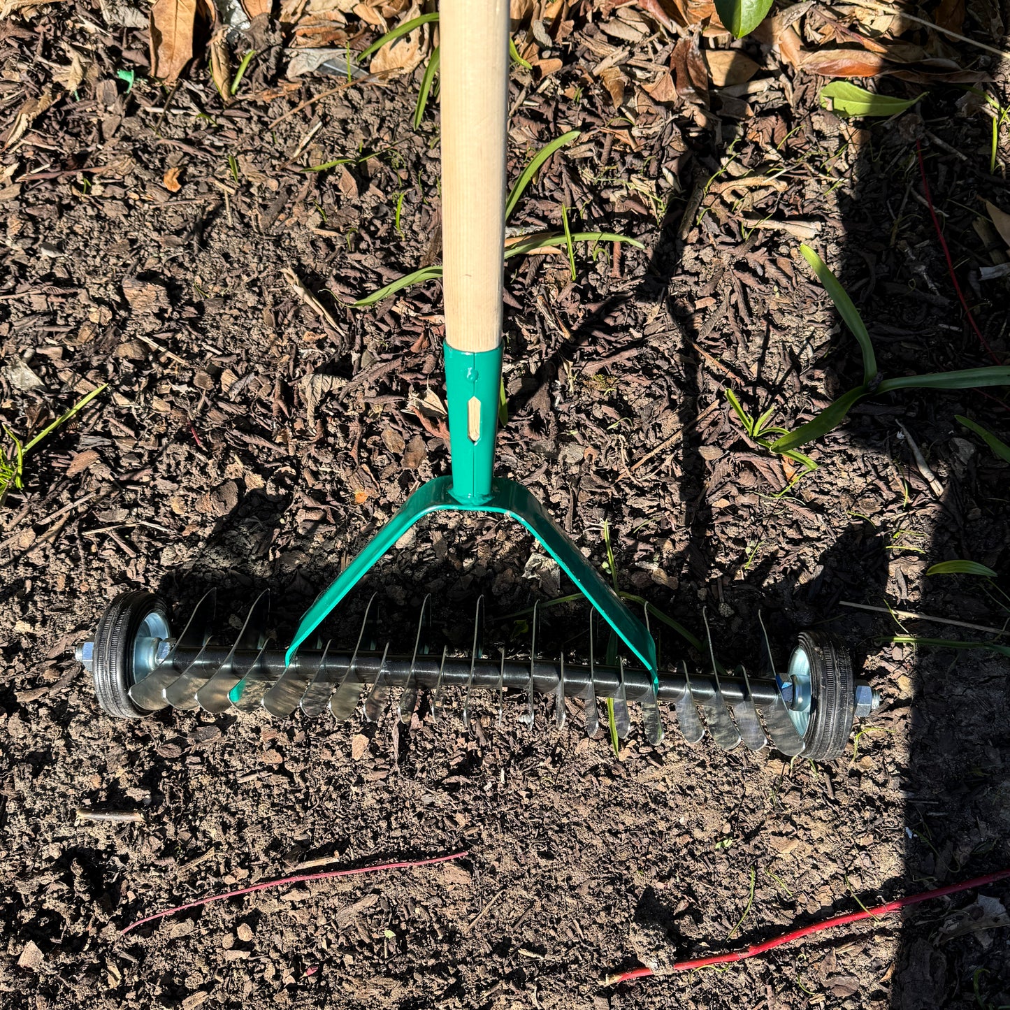 Lawn Aerator Scarifier with Handle, Effective Manual Lawn Grass Soil Maintenance, Hand Dethatching Rake, Garden Tool (Rolling)