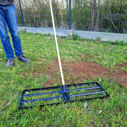Steel Lawn Levelling Rake - 100 cm x 30 cm / 39" x 11" with Handle - Gardening Tool for Lawn Care, Mulch Spreading, Soil Grading