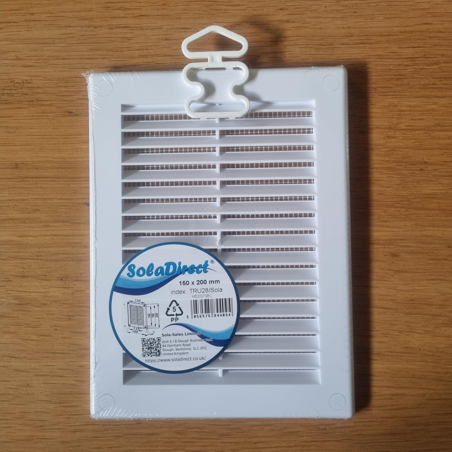 White Louvred Wall Vent Grille with Flyscreen and Screw Covers, 150 x 200 mm, Air Ventilation Duct Cover with Flat Back