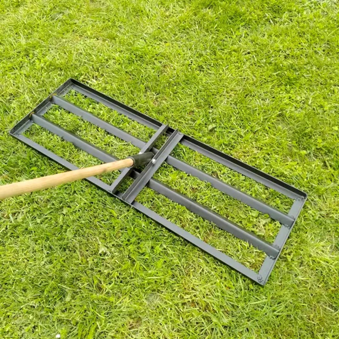 Steel Lawn Levelling Rake - 100 cm x 30 cm / 39" x 11" with Handle - Gardening Tool for Lawn Care, Mulch Spreading, Soil Grading