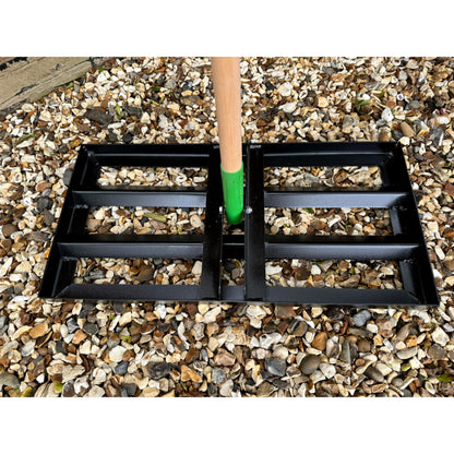 Steel Lawn Levelling Rake - 60 cm x 40 cm / 23" x 15.7" with Handle - Gardening Tool for Lawn Care, Mulch Spreading, Soil Grading