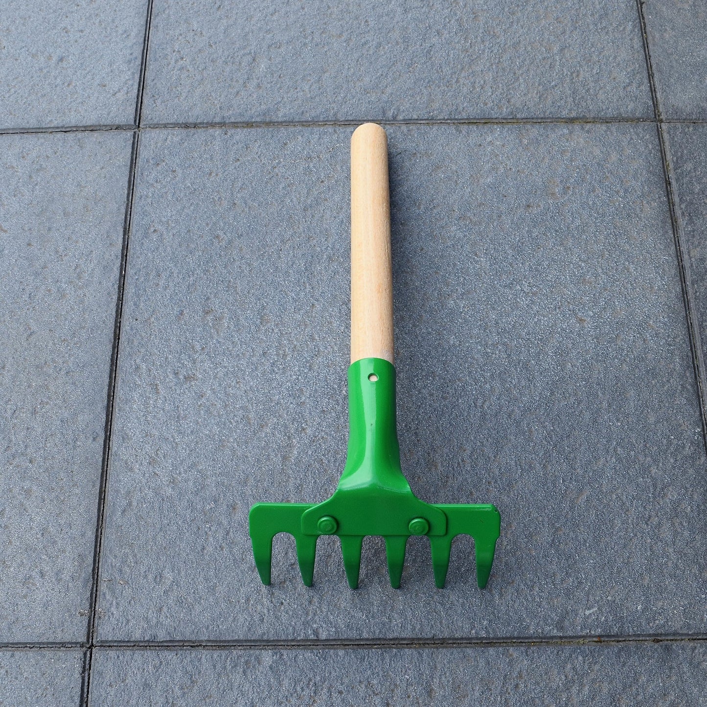Small Garden Rake for raking and loosening the soil, 14 cm / 5.5" with 6 Tins, Ideal Gardening Tool (with Handle)