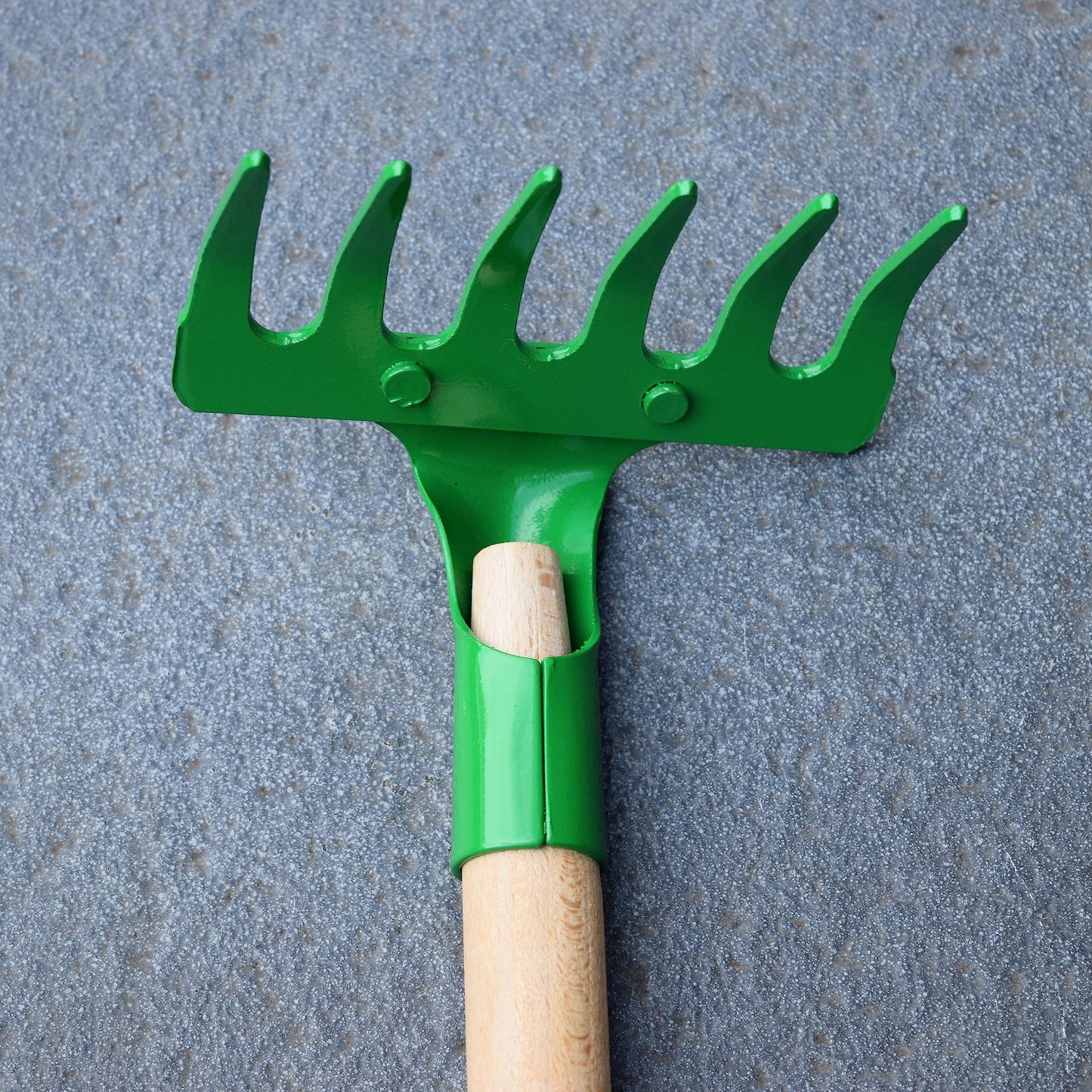Small Garden Rake for raking and loosening the soil, 14 cm / 5.5" with 6 Tins, Ideal Gardening Tool (with Handle)