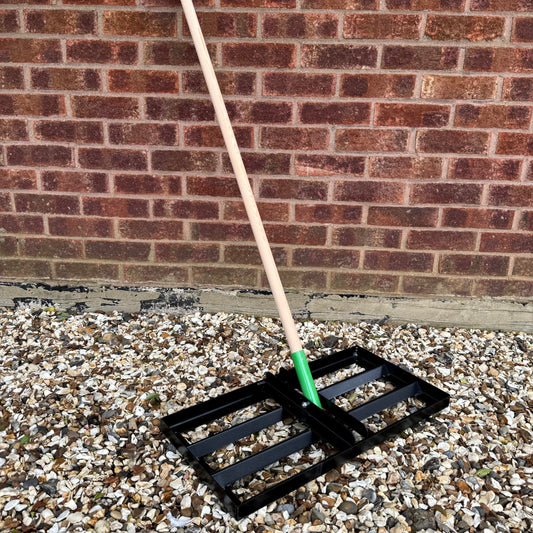 Steel Lawn Levelling Rake - 60 cm x 40 cm / 23" x 15.7" with Handle - Gardening Tool for Lawn Care, Mulch Spreading, Soil Grading