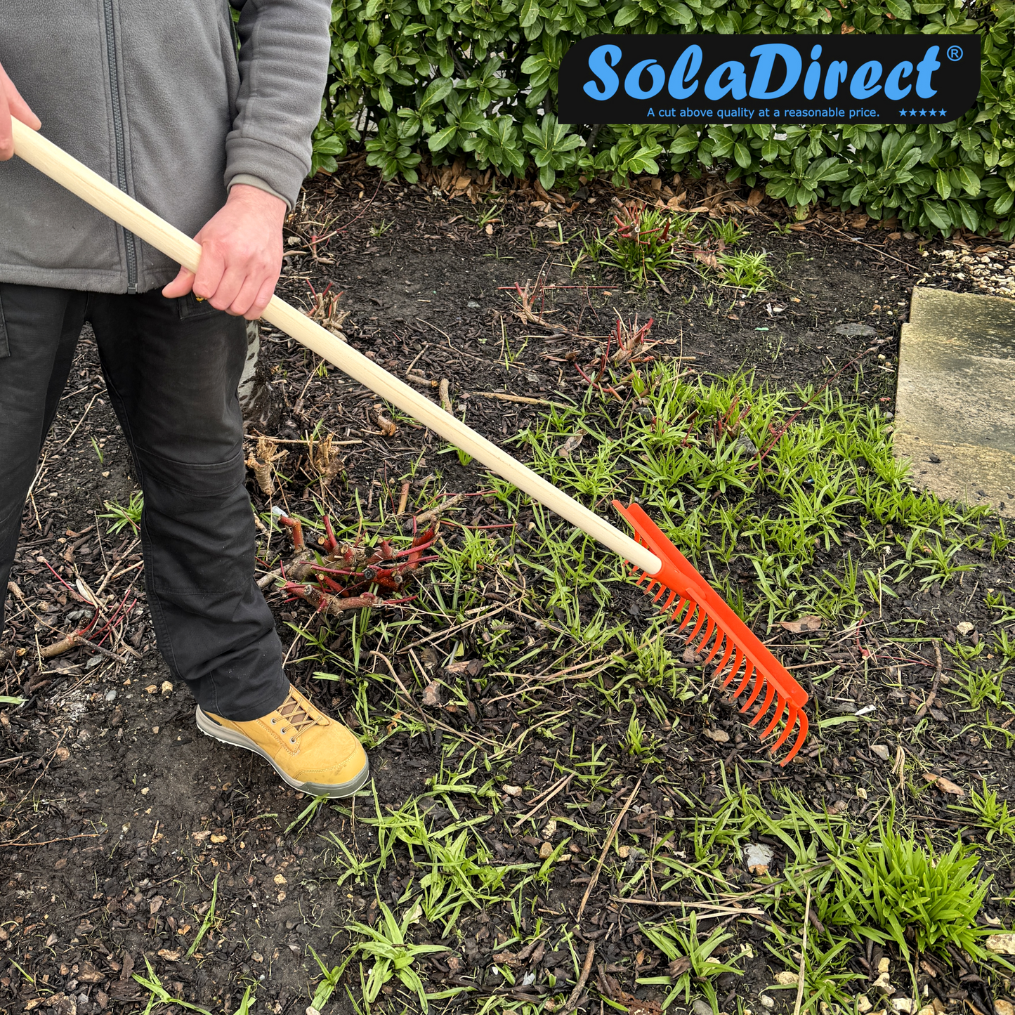 Heavy-Duty Garden Rake - 19 Tines / 44cm Wide Durable Plastic Head - Sturdy, Lightweight Tool for Lawn, Hay, Soil, Leaves