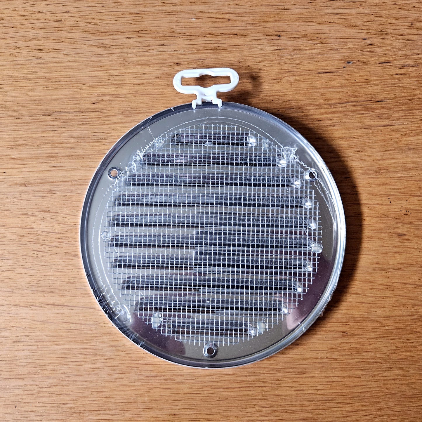 Chrome Louvred Wall Vent Grille with Flyscreen, Fits 125 mm / 5 in Ducts, Round Ventilation Grille with Flat Back